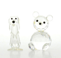 Lote 111 - Duas estatuetas em cristal com figuras de animais, marcadas na base Swarovski, dim: 7cm. Nota: Uma das estatuetas acondicionada em caixa de cartão. Nota: Falhas e defeitos uma das patas do urso descolada.