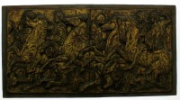 Lote 118 - Quadro em alto relevo em tons de dourado com motivo de cavalos e cavaleiros. Dim: 27x51 cm. Nota: Sinais de uso.