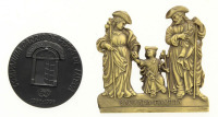 Lote 155 - Conjunto de duas medalhas comemorativas sendo uma da Companhia Carris de Ferro de Lisboa e outra da Sagrada Familia. Dim: 8 cm diâmetro e 11x12 cm respectivamente. Nota: sinais de uso.