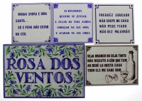 Lote 233 - Conjunto de 5 azulejos decorados com frases populares. Dim: 15x15 cm (3), 15x20 cm (1) e 20x30 cm (1).