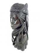 Lote 655 - Busto feminino talhado em madeira de pau preto ricamente trabalhado, mulher Africana com penteado caracteristico, selo de autorização de exportação proveniente de Angola, com 38 cm de altura