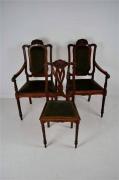 Lote 791 - Conjunto de par de cadeiras de braços e 1 cadeira em madeira estilo arte-nova, decoradas com concheados entalhados, com assentos e costas revestidos a veludo verde com pregaria, com 106x56x45 cm e 94x42x37 cm