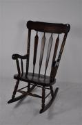 Lote 812 - Cadeira de baloiço em madeira de carvalho, com cerca de 110x70x80 cm  