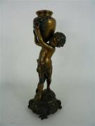 Lote 915 - Estatueta de "querubim com vaso" em latão, com 25 cm de altura (com falhas e defeitos, asa partida)