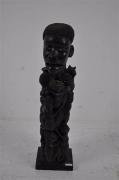 Lote 936 - Escultura africana em madeira de pau preto representando a Deusa da Fertilidade, 51 cm de altura