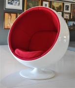 Lote 641 - Cadeira "Ball Chair", design de Aero Aarnio nos anos 60, branca e encarnada, esférica, parecendo uma cápsula, remete-nos ao espaço pela sua forma, cor e material, com 120 cm de altura