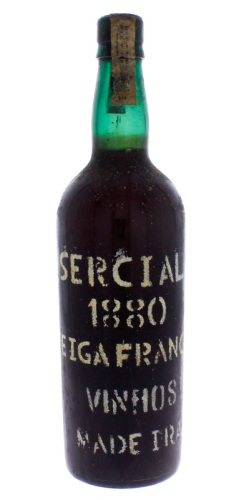 Lote 1202 - Garrafa de Vinho da Madeira Veiga França Sercial 1880. Nota: Garrafa idêntica à venda em site da especialidade com P.V.P. de € 621,89 em http://www.winespiritus.com/pt/vinho-do-porto-madeira-e-moscatel/542-sercial-1880-veiga-franca-vinho-da-m