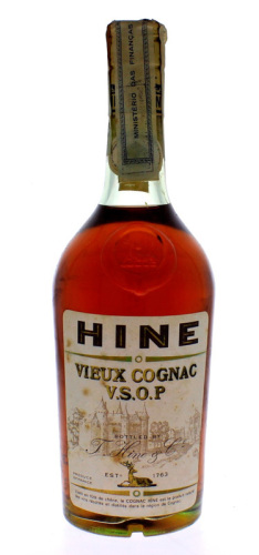 Lote 1206 - Garrafa de Cognac, Hine, Vieux Cognac, VSOP, T. Hine & Cº, France. Nota: Garrafa idêntica à venda em site da especialidade € 550 - http://noptest.oldliquors.com/cognac-hine-co-t-1479 , pelo tamanho deverÀ ser de 700/750ml.