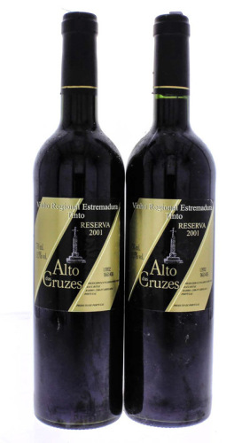 Lote 1245 - Duas garrafas de Vinho Tinto, Alto das Cruzes, Reserva 2001, Castas: Trincadeira,Castelão e Cabernet Sauvignon, Vinho Regional Estremadura,(750ml- 13,5%vol).