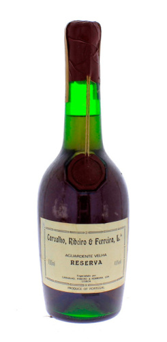 Lote 1282 - Garrafa de Aguardente Velha, Carvalho e Ribeiro & Ferreira, Reserva, engarrafado por: Carvalho, Ribeiro & Ferreira, (780ml-40%vol). Garrafa idêntica a esta foi vendida por € 51,75 em www.oportunityleiloes.com.