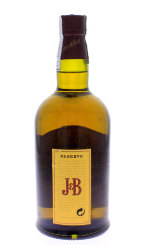 Lote 1333 - Garrafa de Whisky, J & B, 15 anos, Reserve, Finest Old Scotch, Justerini & Brooks, Produzido na Escócia, (700ml-43%vol). Garrafa idêntica à venda em site da especialidade € 25,75 em http://www.garrafeiradecelas.pt/garrafeira/vinhos/1349/Destil