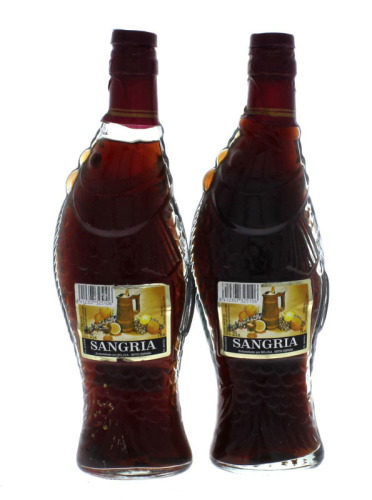 Lote 1341 - Duas garrafas, Sangria, Espanha, (375ml-7%vol). Nota: Garrafa de vidro em forma de peixe. (para coleccionadores)