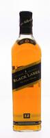 Lote 1347 - Garrafa de Whisky, Johnnie Walker, Black Label. 12 anos, Escócia. (700ml -43%vol). Nota: À venda em site da especialidade € 23,90 - http://www.garrafeiranacional.com/johnnie-walker-black-label-12-anos.html. Em embalagem original de cartão.