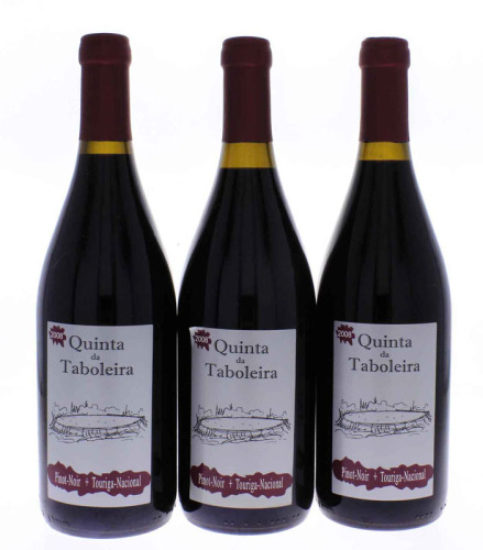 Lote 1371 - Três garrafas de Vinho Tinto QUINTA DA TABOLEIRA 2008, Vinho Regional Beiras. Castas Pinot Noir e Touriga Nacional, produzido e engarrafado por Maria Alcide Tavares Marques(750ml – 13,5%vol.)