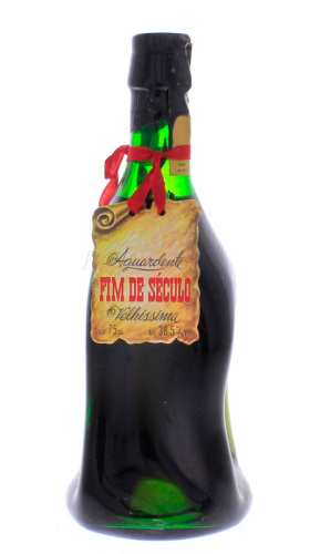 Lote 1373 - Garrafa Aguardente Velhíssima, Fim de Século. (750ml-38,5%vol). Garrafa idêntica à venda em site da especialidade por € 49,50 - http://www.garrafeiranacional.com/aguardente-fim-de-seculo-velhissima-0-75cl.html