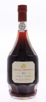 Lote 1427 - Garrafa de Vinho Porto, Royal Oporto, Tawny 10 anos, Real Companhia Velha,(750ml-20%vol) Nota: À venda em site da especialidade € 21,24 - http://www.winershop.com/pt/porto-10-anos/2466-royal-oporto-10-anos.html. Em embalagem original de cartão