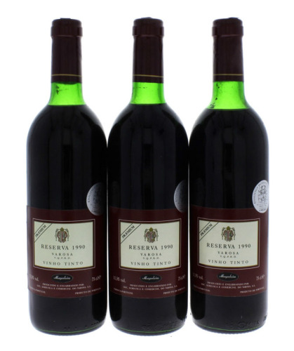 Lote 1471 - Três garrafas de Vinho Tinto, Murganheira, Reserva, Premium, Colheita 1990, Varosa-VQPRD, (750ml-11,5%vol). Nota: Médaille de Bronze - Challenge International du Vin - France 1996.   