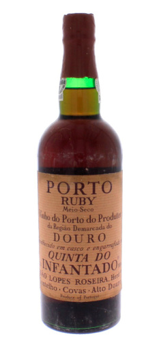 Lote 1540 - Garrafa de Vinho do Porto RUBY, Meio-Seco. Vinho do Porto do Produtor, da região demarcada do DOURO. Envelhecido em casco e engarrafado em QUINTA DO INFANTADO. (750ml-19%vol.). João Lopes Roseira, Herd. Gontelho. Nota: lacre ligeiramente danif