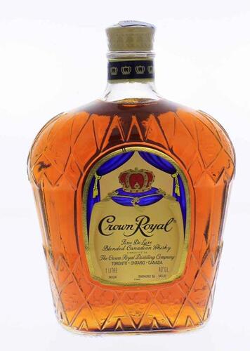 Lote 1627 - Garrafa de Whisky, Crown Royal, Fine de Luxe, Blended Canadian Whisky, (1000ml - 40%vol). Nota: À venda em site da especialidade € 26,90 - http://www.garrafeiranacional.com/crown-royal-1-litro.html. Em embalagem original de cartão e bolsa em t