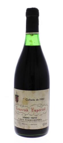 Lote 1629 - Garrafa de Vinho Tinto, da Região do Douro, Reserva Especial - Casa Ferreirinha, Colheita de 1980, (12,5% vol. - 75 cl). Nota: À venda em site da especialidade com P.V.P. € 129 em http://www.garrafeiranacional.com/ferreirinha-reserva-especial-