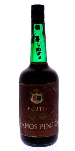 Lote 1636 - Garrafa de Vinho do Porto, Ramos-Pinto, 2 Pintos, V. Nova Gaia, (aprox. 750ml). Nota: Ligeira perda e rótulo danificado.