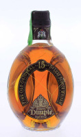 Lote 2042 - Garrafa de Whisky, Dimple, De Luxe Scotch Whisky, 15 anos, Fine Old Scotch, (700ml-40%vol). Nota: À venda em site da especialidade € 41 - http://www.ebay.it/itm/DIMPLE-THE-ORIGINAL-15-YEARS-FINE-OLD-ORIGINAL-DE-LUXE-SCOTCH-WHISKY-40-VOL/301505