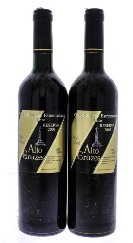 Lote 2167 - Duas garrafas de Vinho Tinto, Alto das Cruzes, Reserva 2001, Castas: Trincadeira,Castelão e Cabernet Sauvignon, Vinho Regional Estremadura,(750ml- 13,5%vol).