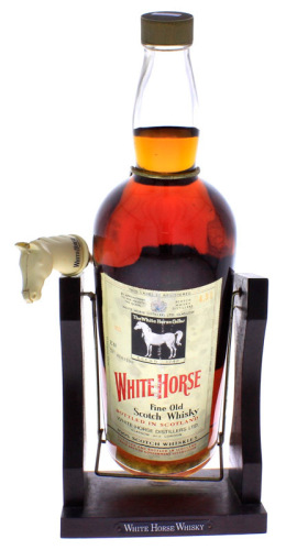 Lote 2200 - Garrafa triple Magnum Fine Old Scotch Whisky, White Horse, 100% Scotch Whiskies, Escócia, (4,5L). Nota: Garrafa idêntica à venda em site da especialidade € 962,71 - https://www.masterofmalt.com/whiskies/white-horse/white-horse-blended-scotch-w