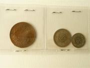 Lote 1620084 - Lote de 3 moedas antigas da Monarquia, D. Carlos, 20 Reis datada de 1891, moeda de 100 Reis datada de 1900 e moeda de 50 Reis datada de 1900, BC/MBC