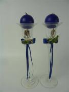 Lote 1640034 - Par de castiçais de vidro com aplicação de chapa de prata e ramo de flores com laço de cetim azul, usado