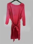 Lote 1640055 - Vestido 100% seda fuchsia, da marca ALBERTA FERRETTI, TAMANHO APROXIMADO 42, usado