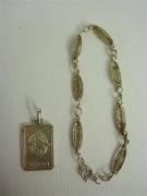 Lote 1640070 - Lote de pulseira e medalha de prata, pulseira trabalhada e medalha com signo peixes, com peso total de 6,7 gr, usadas