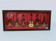 Lote 1640167 - Caixa/expositor com 6 miniaturas de instrumentos musicais de cordas, com 4x48x22 cm