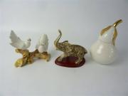 Lote 1640191 - Lote de 3 peças decorativas em loiça, sendo 1 pássaros, 1 elefante e 1 caixa em forma de pera (apresenta defeito na tampa), usadas