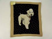 Lote 1640200 - Talagarça 100% algodão bordada com cão em fundo preto em petit point, bordado 100 lã, 34x38,5 cm (mancha 27,5x33 cm), feito à mão na Madeira, novo