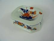 Lote 1640215 - Saleiro de porcelana, fábrica V.A., decoração de flores e bordo recortado, com 3x10x8 cm