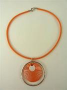 Lote 1640275 - Fio de borracha laranja com fecho de prata e pendente de resina e prata, com peso total de 11,3 gr, usado