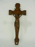 Lote 1640289 - Crucifixo em madeira com imagem de Cristo entalhada, com 60x25 cm