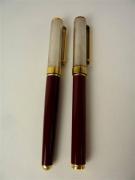 Lote 1640371 - Lote de 2 canetas de aparo LACO com cabo bordeau e tampa prateada e dourada, usadas, com falhas