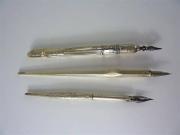 Lote 1640415 - Lote de 3 canetas de aparo de prata, antigas, com peso total de 27,1 gr, usadas, com falhas e defeitos