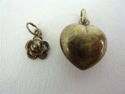 Lote 1650154 - Lote composto por 2 pendentes de prata, coração e flor, com peso total de 2,9 gr, usado, com falhas
