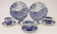 Lote 228 - Conjunto de dois pratos em porcelana marcados na base "Village Green British Anchor", uma travessa em porcelana marcado na base "Lochs of Scotland Enoch Wedgwood Ltd", duas chávenas de chá marcadas na base "Chelsea Hospital Thames River Scene b