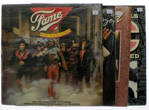 Lote 12 - Conjunto de 4 discos vinil, LP - 33 rpm, musica e Intérpretes diversos: FAME - Rock n Roll World, David Bowie & Mick Jagger - Dancing in the Street, We Are The World - USA for Africa, Fine Young Cannibals - The Raw & The Cooked. Nota: Capas com 