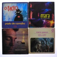 Lote 108 - Conjunto de 4 discos vinil, EP - 45 rpm, musica e Intérpretes diversos: Paulo Carvalho, Cesar Morgado, Mara e Maria Gascon. Nota: Capas com sinais de uso e desgaste, pode apresentar riscos ou empeno.