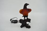 Lote 1650262 - Candeeiro em forma de águia em resina e marfinite para lâmpadas de 15W, com 30 cm de altura, apresenta falhas