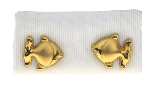 Lote 19 - Par de brincos em forma de peixe, em ouro amarelo 800 (19,2 kt). Peso: 0,51 g. Dim: 0,7 x 0,7 cm. Nota: PVP estimado de € 80 em ourivesaria. Com marcas de contraste portuguesas e de responsabilidade em vigor desde 1985. Como novo. Cotação metais