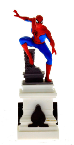 Lote 22 - Miniatura estatueta com base do Homem Aranha (Spider Man) numa posiçao de ataque, figura da Marvel com 12 cm de altura. Nota: Sinais de uso possivel falta de pilha,