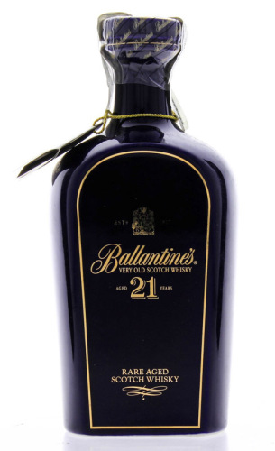 Lote 1011 - Garrafa decanter de Whisky em cerâmica azul, Ballantines, 21 Anos, Rare Aged Scotch, Escócia, (700ml-43%vol). Nota: À venda em site da especialidade € 240,79 - http://bodegasjucar.es/Products/31633-whisky-ballantines-21-aos-wade-43-70cl.aspx ,