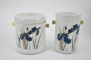 Lote 1650350 - Lote composto por frapé (18,5x12 cm) e balde de gelo (19x15 cm) de resina branco com decoração de flores em azul, dourado e prateado, novo