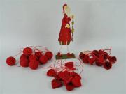 Lote 1650360 - Lote composto por Pai Natal decorativo de madeira policromada com 48,5x18x7 cm e 3 conjuntos de luzes de ráfia vermelha em forma de bolas, sinos e corações com comprimentos entre 210 e 280 cm, usado, com falhas